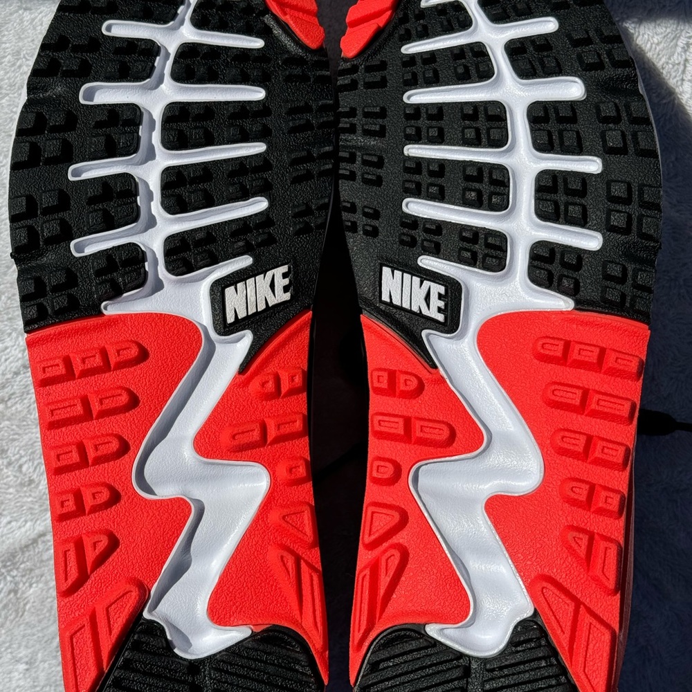 Nike Air Max Black and Red Shoes - Picture 3 of 9